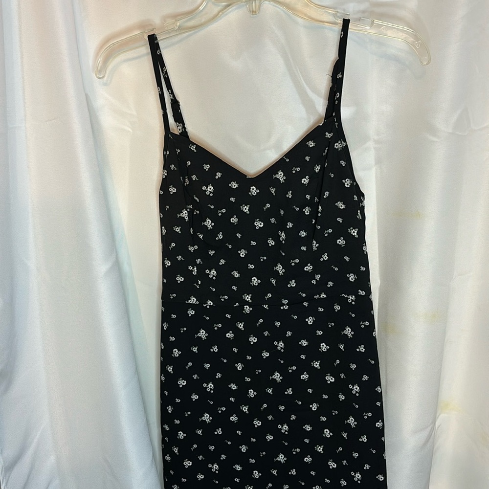Hollister flower dress size:small has little slit at the end of dress